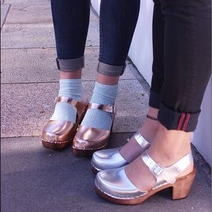 Lotta’s metallic rose gold highwood clogs